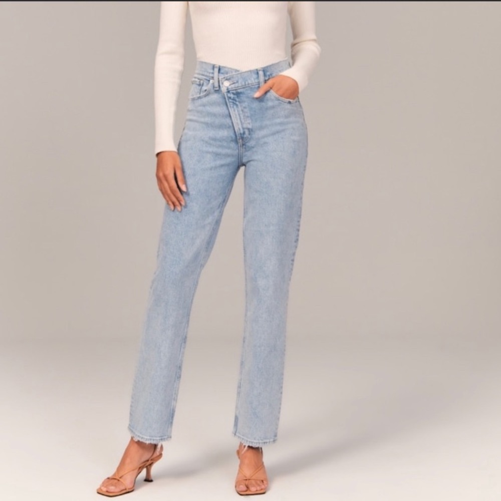 Abercrombie & Fitch 90s Straight Ultra
High Rise